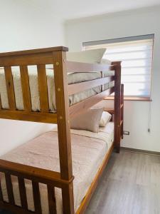 ロス・アンヘレスにあるInmobiliaria Avellanoの窓付きの客室で、二段ベッド2台が備わります。