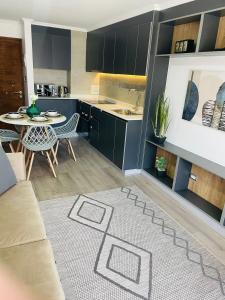 cocina y sala de estar con sofá y mesa en Inmobiliaria Avellano, en Los Ángeles