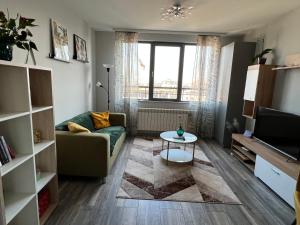 ein Wohnzimmer mit einem Sofa und einem Tisch in der Unterkunft Habitat 29 Apartment in Sofia