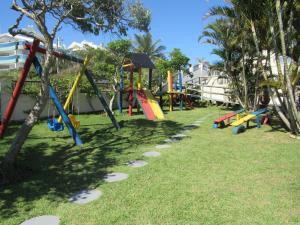 un parque con un montón de equipos de juegos en Entremares Residence, en Florianópolis
