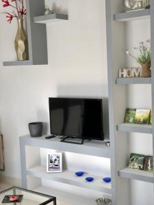 a tv sitting on a shelf in a living room at Casa La Mimbrera in Las Navas del Marqués