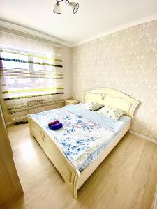 - une chambre avec un grand lit dans l'établissement Апартаменты 2 комнатная в новом ЖК, à Aqtöbe