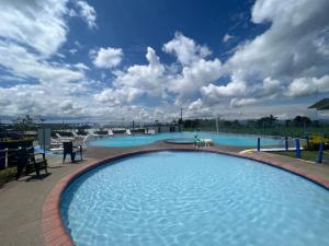 蒙特內格羅的住宿－Edificio guaduales del cafe 505A，度假村顶部的大型游泳池