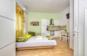 Kleines Zimmer mit einem Bett und einer Küche in der Unterkunft Studio Green Oasis L&D in Pula