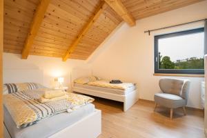 Ένα ή περισσότερα κρεβάτια σε δωμάτιο στο Apartmány Na šumavské louce