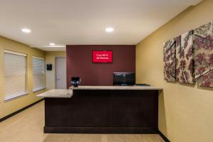 una sala de espera en un hospital con caja registradora en Red Roof Inn Hershey, en Hershey