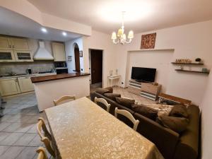 eine Küche und ein Wohnzimmer mit einem Tisch und einem Sofa in der Unterkunft Piccolo Rifugio in Sandigliano