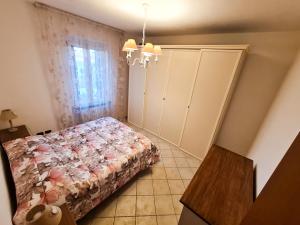 ein kleines Schlafzimmer mit einem Bett und einem Fenster in der Unterkunft Piccolo Rifugio in Sandigliano