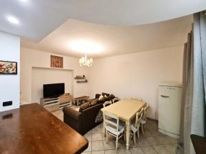 ein Wohnzimmer mit einem Sofa und einem Tisch in der Unterkunft Piccolo Rifugio in Sandigliano
