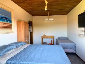 Un pat sau paturi într-o cameră la Via Del Mare Flats