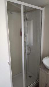 uma cabina de duche em vidro na casa de banho com um lavatório em 6 Berth on John Fowlers (Sandy Glade) Brean em Berrow