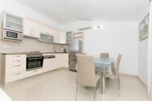 Kuchyňa alebo kuchynka v ubytovaní Apartments Klisovic