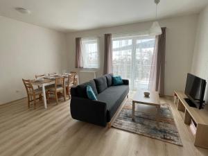 sala de estar con sofá y mesa en Apartmán HM, en Horní Maršov