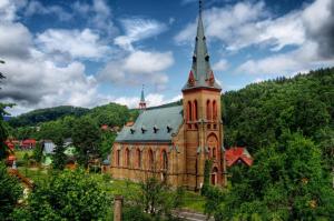 Una vieja iglesia con una torre encima. en Apartmán HM, en Horní Maršov