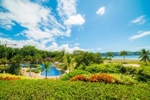 Los Suenos Resort Bella Vista 4E - Family ONLY By Stay in CR veya yakınında bir havuz manzarası