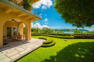 Casa con patio y césped en Los Suenos Resort Bella Vista 4E - Family ONLY By Stay in CR, en Herradura