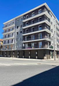 un gran edificio de apartamentos en el lateral de una calle en Bed&Cappuccini, en Avellino