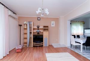 TV a/nebo společenská místnost v ubytování Apartments Nada