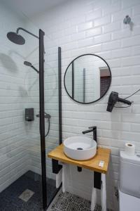 a bathroom with a sink and a mirror at Casual Mardones in Bilbao