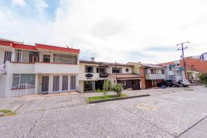 una calle vacía delante de un edificio en Ayenda Mountain Hostels Manizales en Manizales