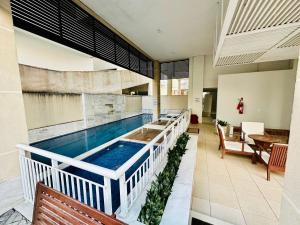 a swimming pool in the middle of a house at Mediterrâneo 507 - Todo Equipado, Ar Condicionado, Churrasqueira na Varanda, Internet Fibra 600MB, Estacionamento Grátis in Cabo Frio