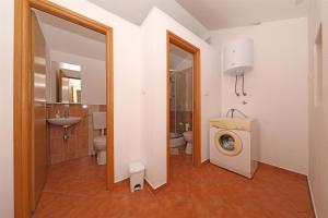 Bilik mandi di House Paklenica stone beauty