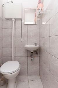 bagno con servizi igienici e lavandino di Apartment Aljosa a Bol