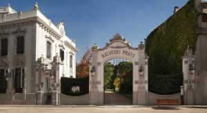 una entrada a una mansión con un arco en Hotel Balneario Prats, en Caldes de Malavella