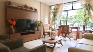sala de estar con TV, mesa y sillas en Beach Apartment, Rua Navegantes - Boa Viagem, en Recife