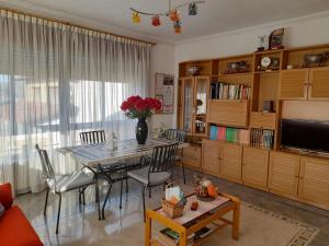 sala de estar con mesa, sillas y TV en Casa Pili en Rivero