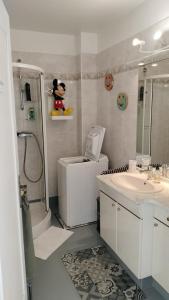 a bathroom with a toilet and a sink and a shower at Appartement vue mer panoramique, plage 150M, terrasse, parking privé, clim in Cannes