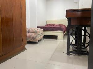 une chambre avec un lit et un piano dans l'établissement Casa Familiar Pereira Manzana, à Pereira