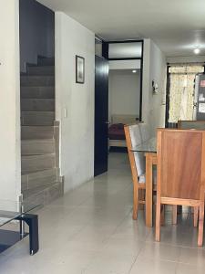 - une salle à manger et une cuisine avec une table et des chaises dans l'établissement Casa Familiar Pereira Manzana, à Pereira