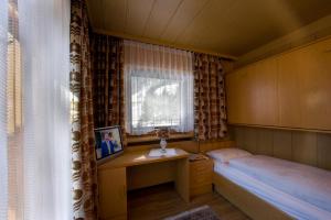 コルフォスコにあるPensione Ericaの小さなベッドルーム(ベッド1台、窓付)