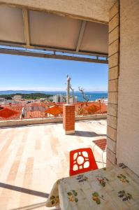 balcón con cama y vistas al océano en Apartment and Rooms Ivan, en Makarska