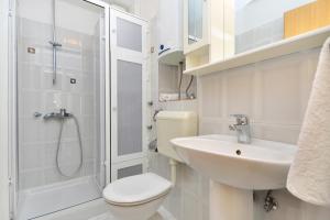 珀德垂那Apartments Zanic on The Beach的配有马桶、水槽和淋浴的浴室