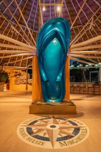een groene glazen trofee tentoongesteld in een museum bij Margaritaville Beach Resort Ambergris Caye - Belize in San Pedro
