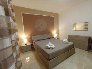 - une chambre avec un lit et 2 serviettes dans l'établissement Marisol Apartment, à Altavilla Milicia
