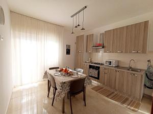 - une cuisine avec une table et une nappe dans l'établissement Marisol Apartment, à Altavilla Milicia