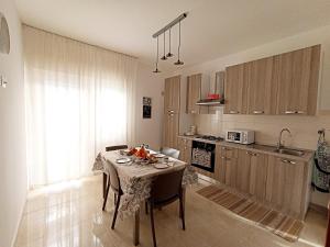 Η κουζίνα ή μικρή κουζίνα στο Marisol Apartment