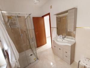 Ένα μπάνιο στο Marisol Apartment +20 φωτογραφίες