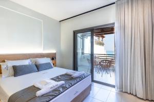 Posteľ alebo postele v izbe v ubytovaní Araliki Suites