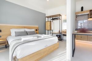 Posteľ alebo postele v izbe v ubytovaní Araliki Suites