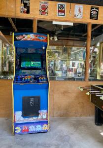 a video game machine sitting inside of a store at Cabañas Frida in Chelem