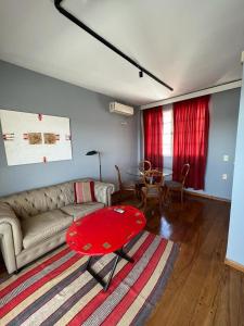 sala de estar con sofá y mesa roja en Recoleta Posada en Buenos Aires