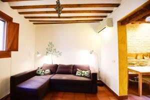 トレドにあるカーサ エン カスコ アンティグオのリビングルーム(茶色のソファ付)