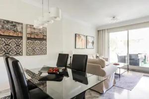 een woonkamer met een eettafel en een woonkamer met een bed bij Apartamento Dama de Noche Marbella in Marbella