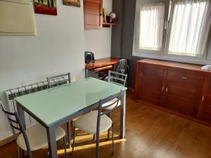 Kuchnia lub aneks kuchenny w obiekcie Apartamento con jardín