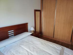 Łóżko lub łóżka w pokoju w obiekcie Apartamento con jardín
