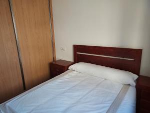Łóżko lub łóżka w pokoju w obiekcie Apartamento con jardín